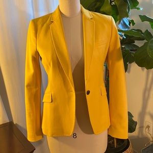 Spot in the crowd Yellow blazer